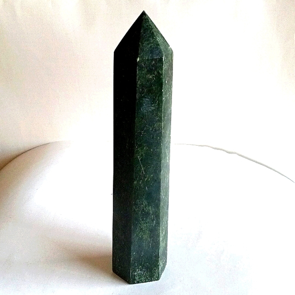 Beautiful Emerald Crystal Tower - Picture 5 of 9